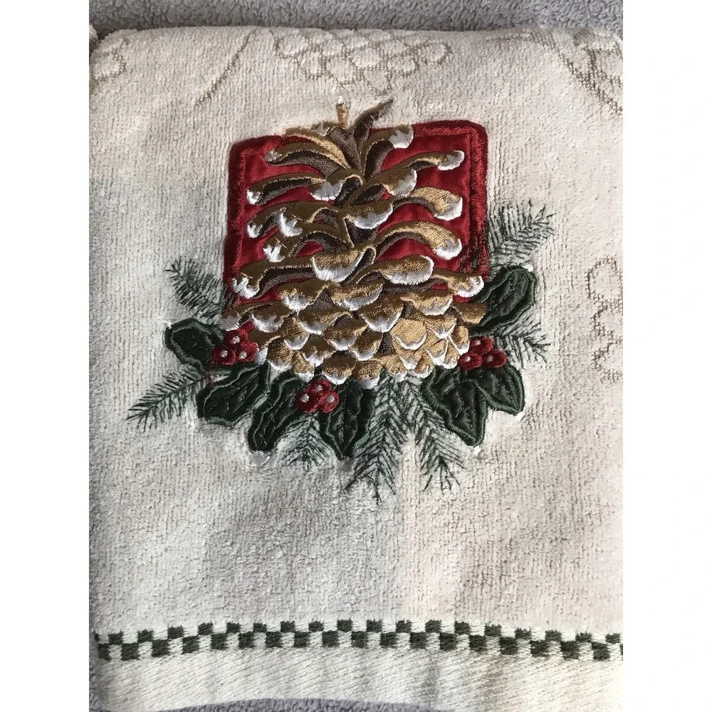 Holiday 2 pc Bath Towel Set‎ Embroidered Christmas Pinecone